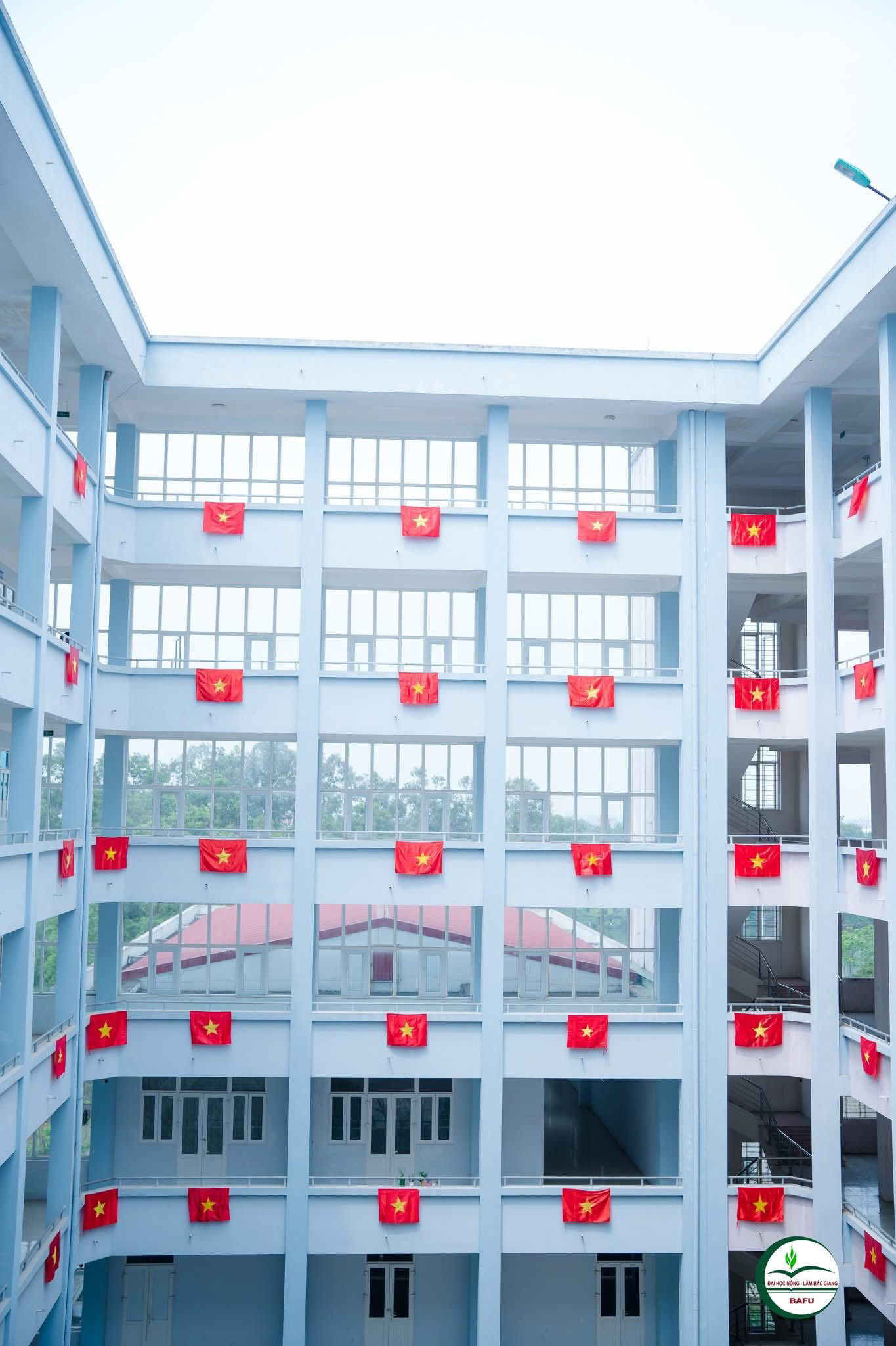 Sắc cờ tổ quốc rực rỡ tại Trường Đại học Nông - Lâm Bắc Giang chào mừng Quốc khánh 2/9