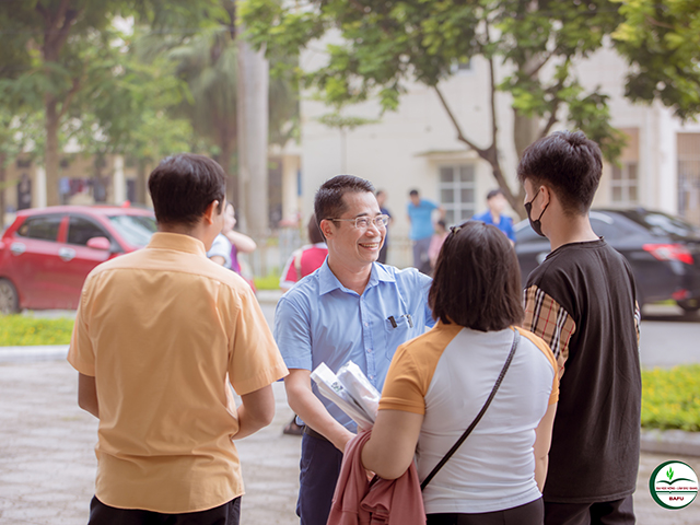 GS.TS. Phạm Bảo Dương tận tâm đồng hành cùng tân sinh viên K15